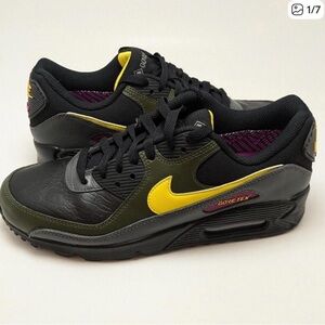 Men’s Nike Gore Tex Black and Yellow Air Max Sneakers - 7.5